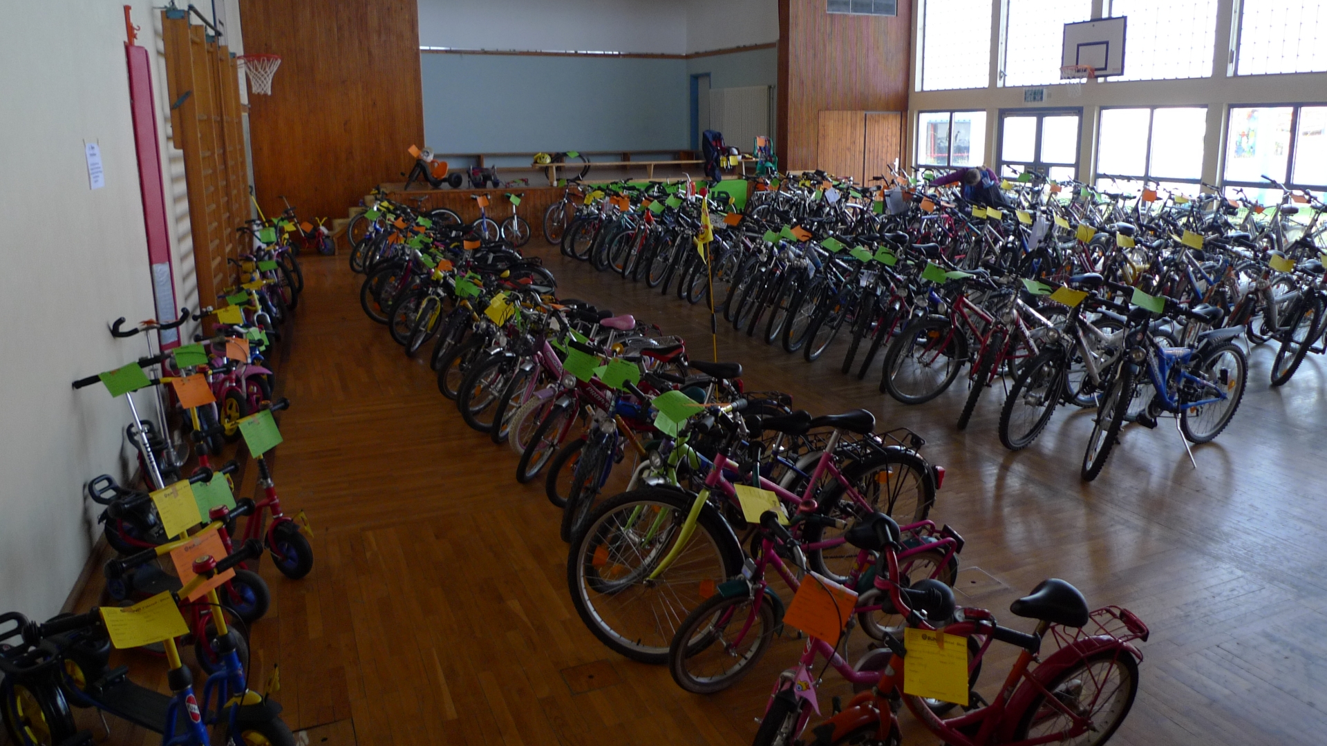 Hier ein Bild vieler Fahrräder, die zum Kauf anstehen.