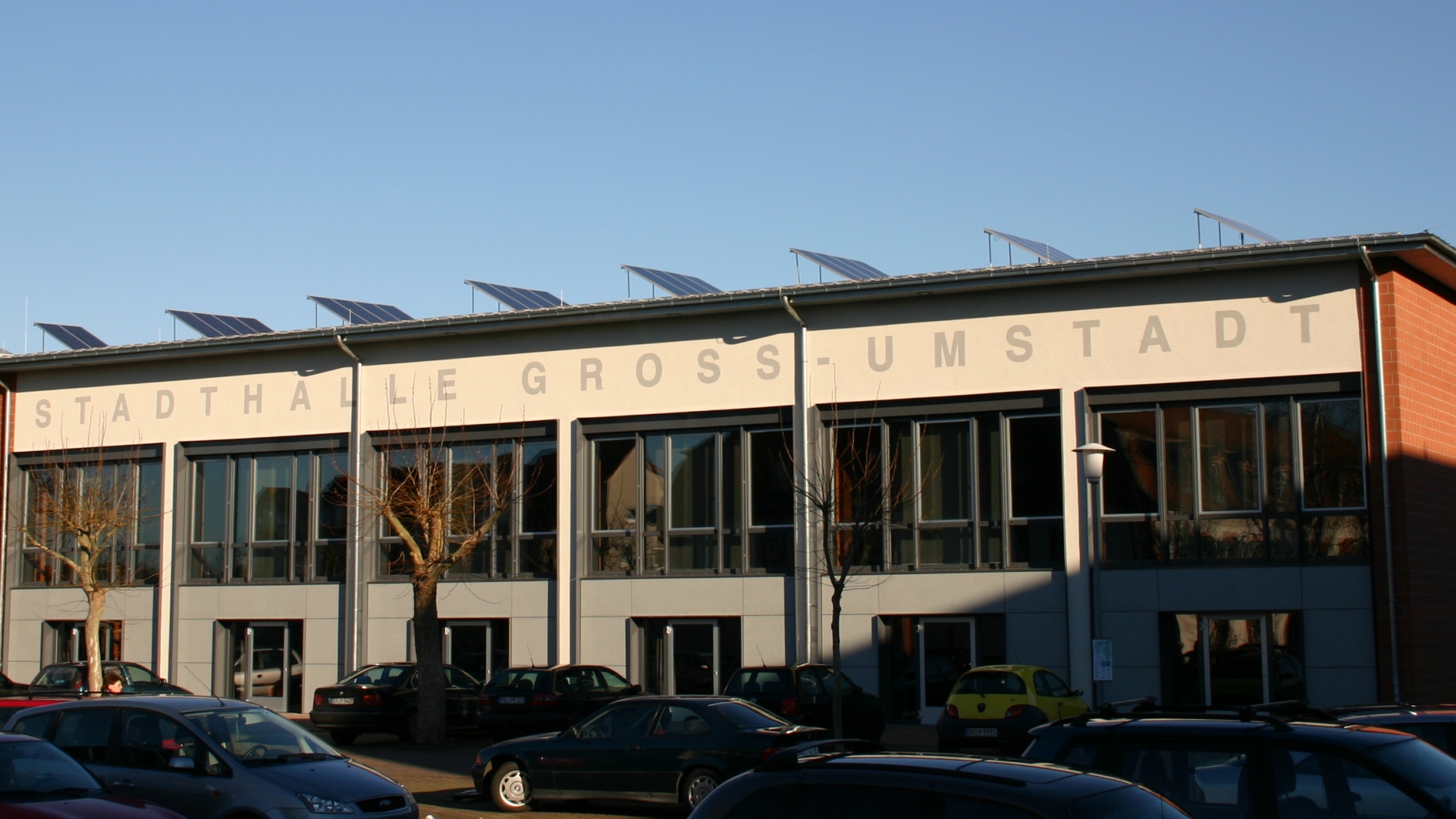Das Bild zeigt die Solaranlage auf der Stadthalle Groß-Umstadt.